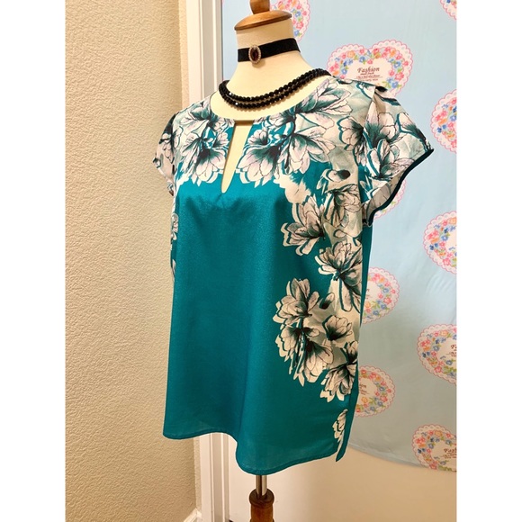 🌈 Beautiful Flower Art top - Picture 3 of 8